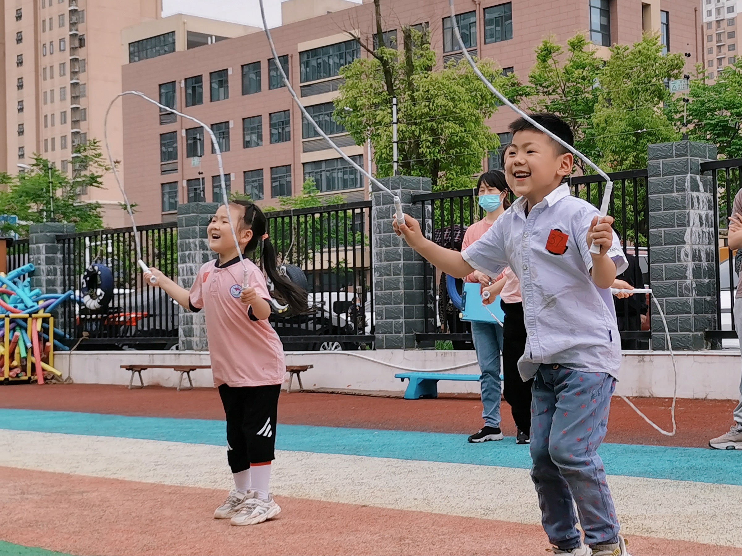 绳彩飞扬 快乐运动 ——新店花园幼儿园大班组开展跳绳比赛活动