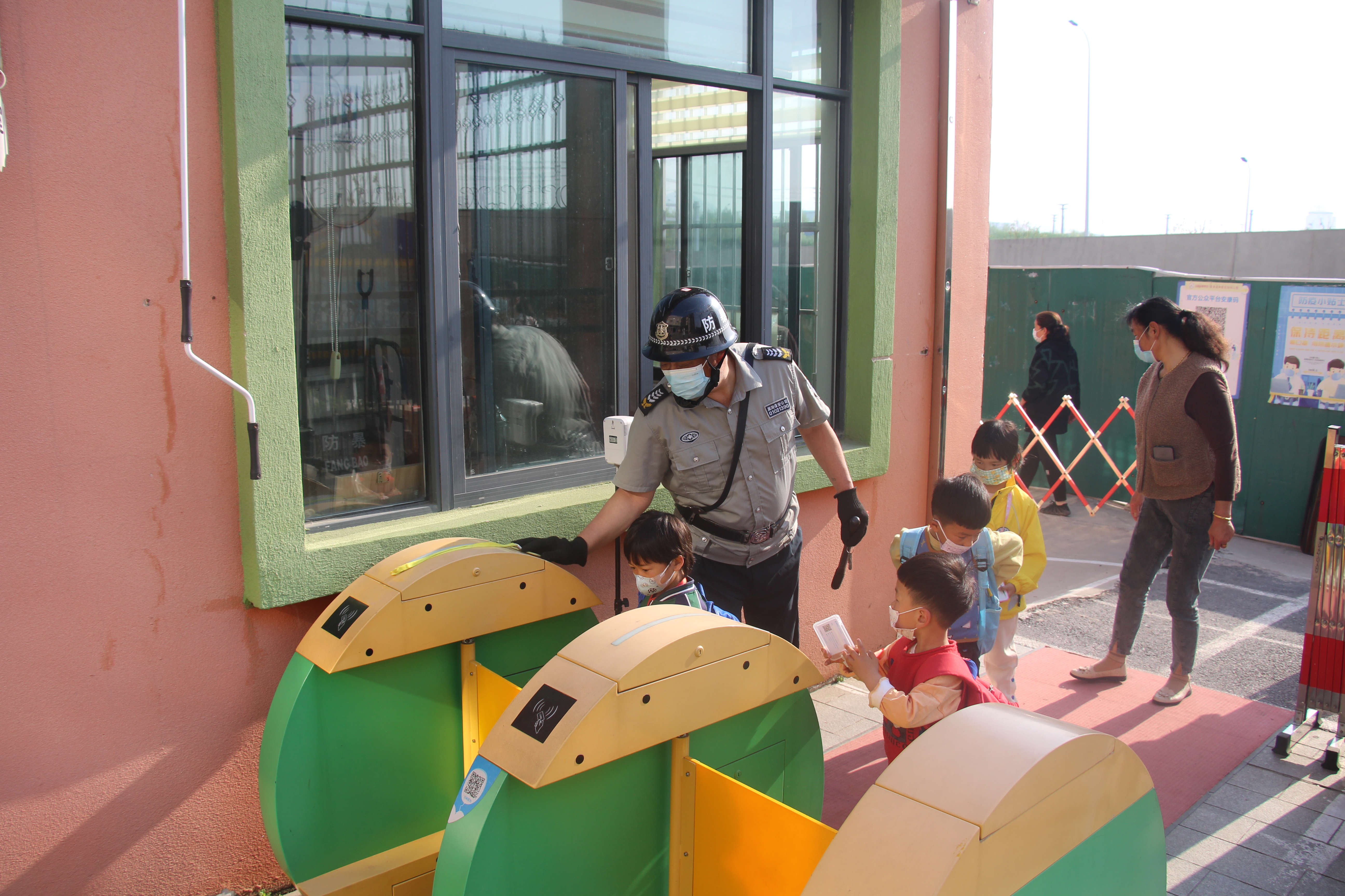 为爱护航共筑平安安巢经开区实验幼儿园家长护学岗活动