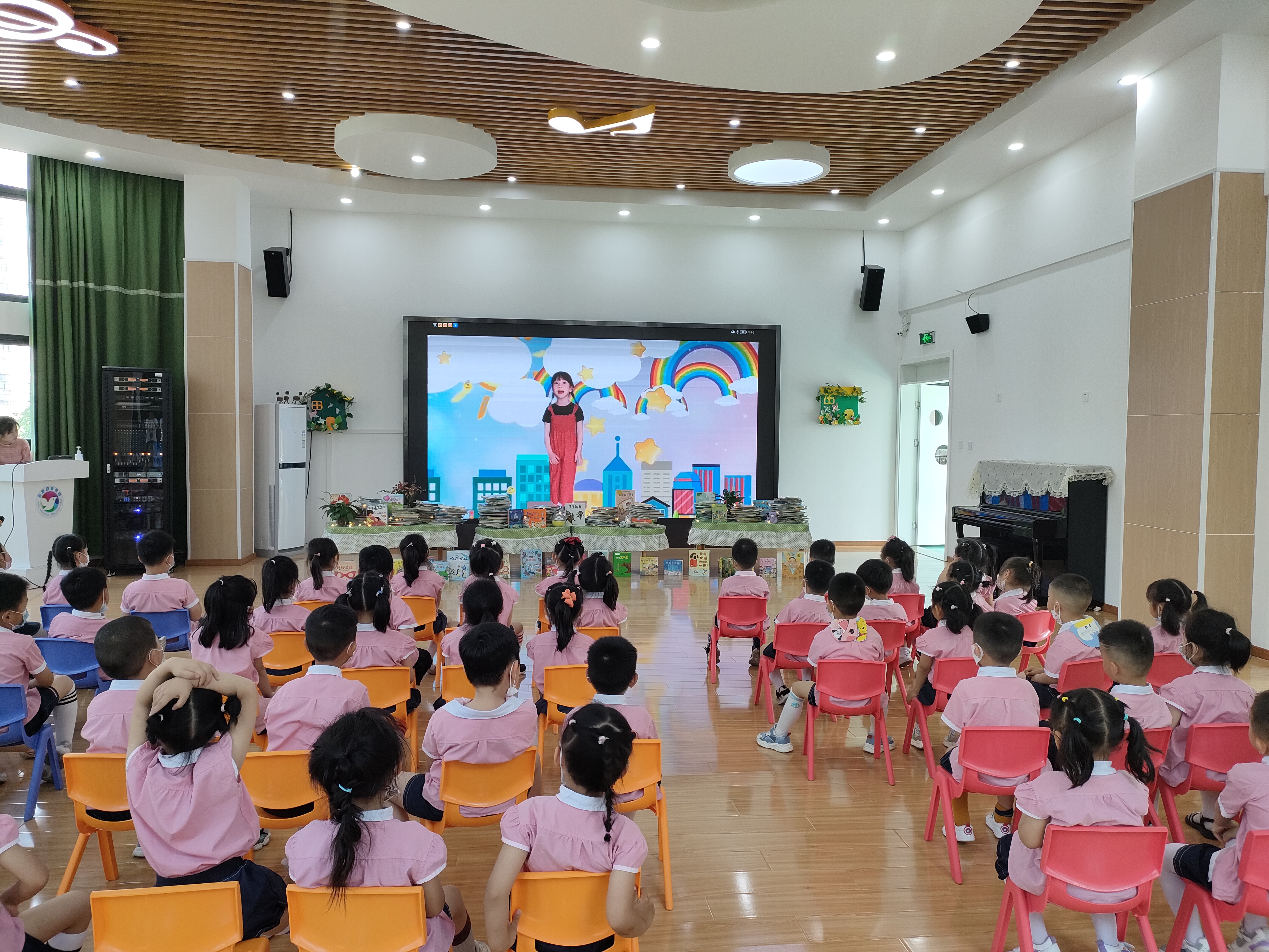 童心同乐手拉手鹤琴幼儿园开展图书捐赠活动