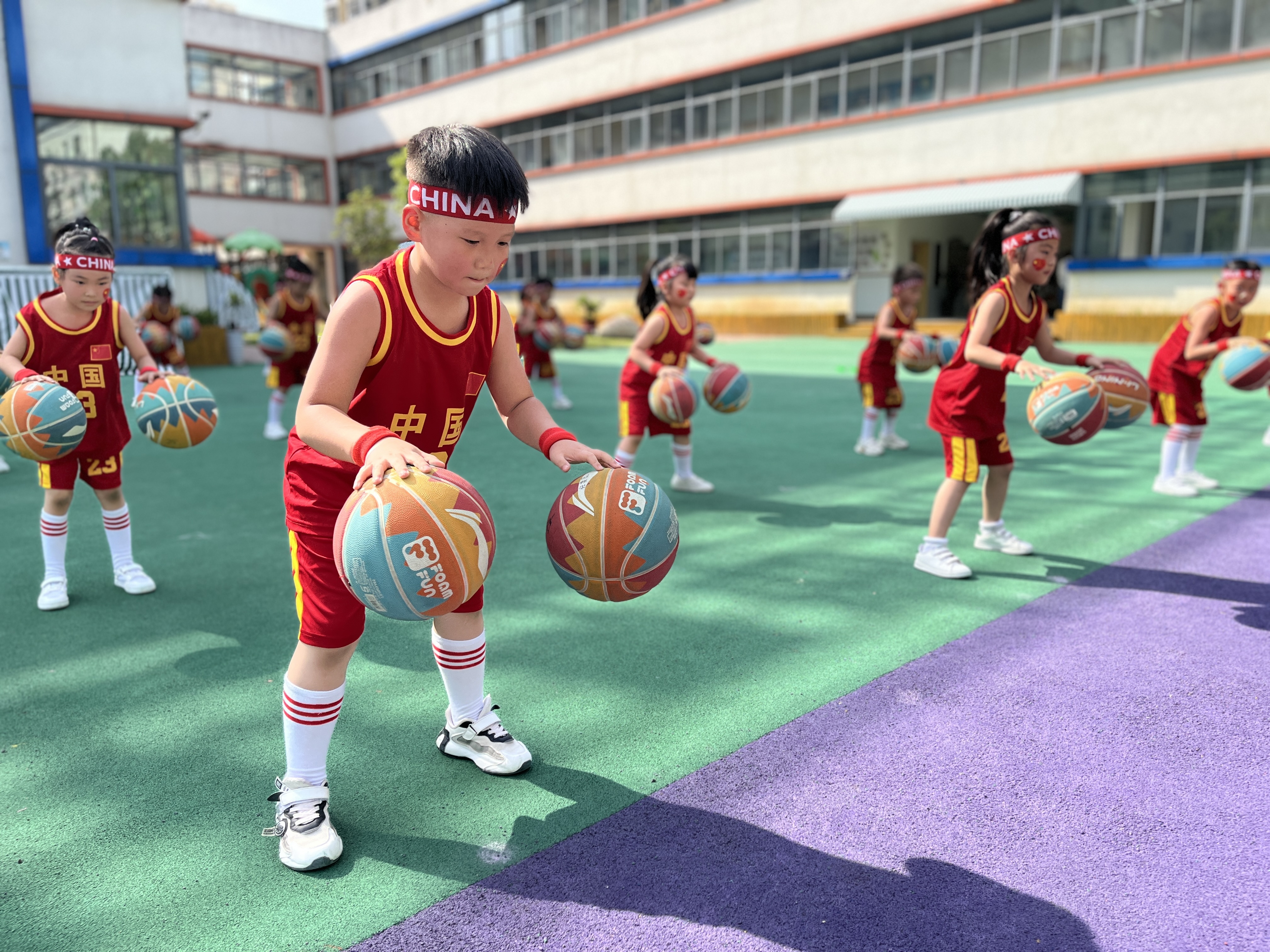 阳光体育团队教师在北岗花园幼儿园进行篮球教学成果展示