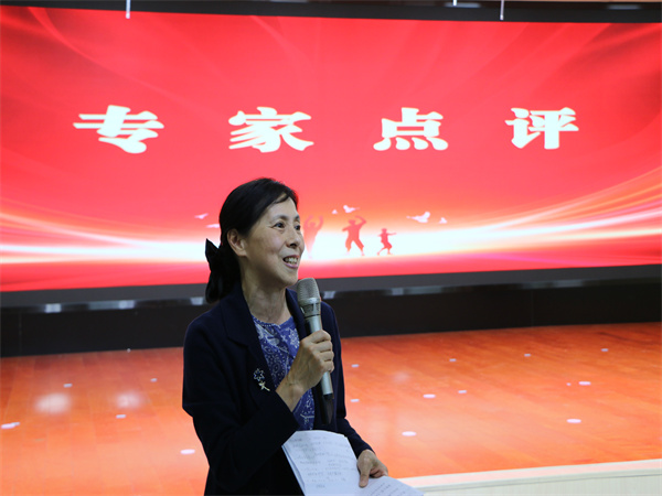 6评委点评.JPG