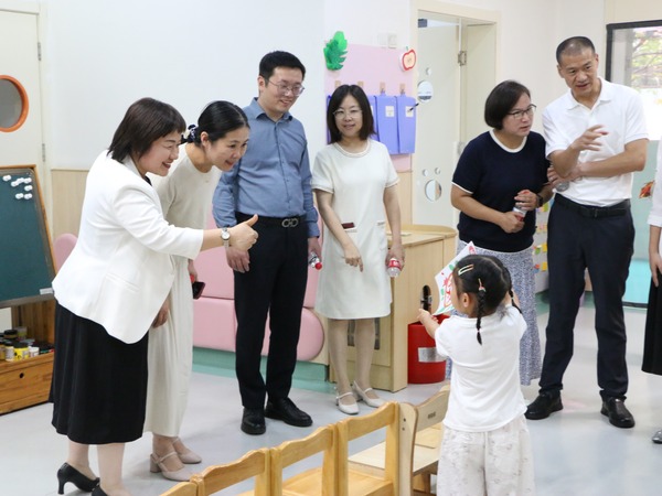 参观幼儿园.jpg